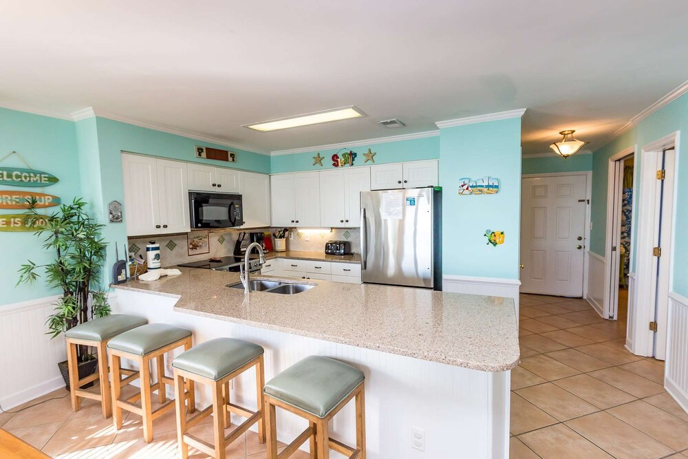 Amazing Oceanfront, 4 Bedroom Condo with Free Water Park, Aquarium, & More Every Day! CCII202