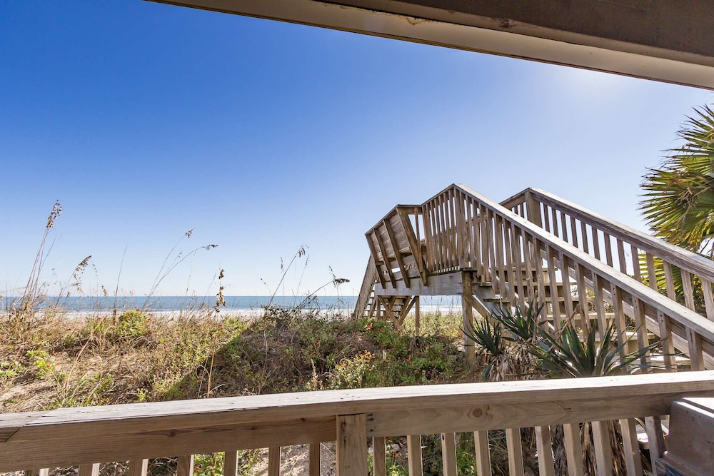 Amazing Oceanfront, 4 Bedroom Condo with Free Water Park, Aquarium, & More Every Day! CCII202