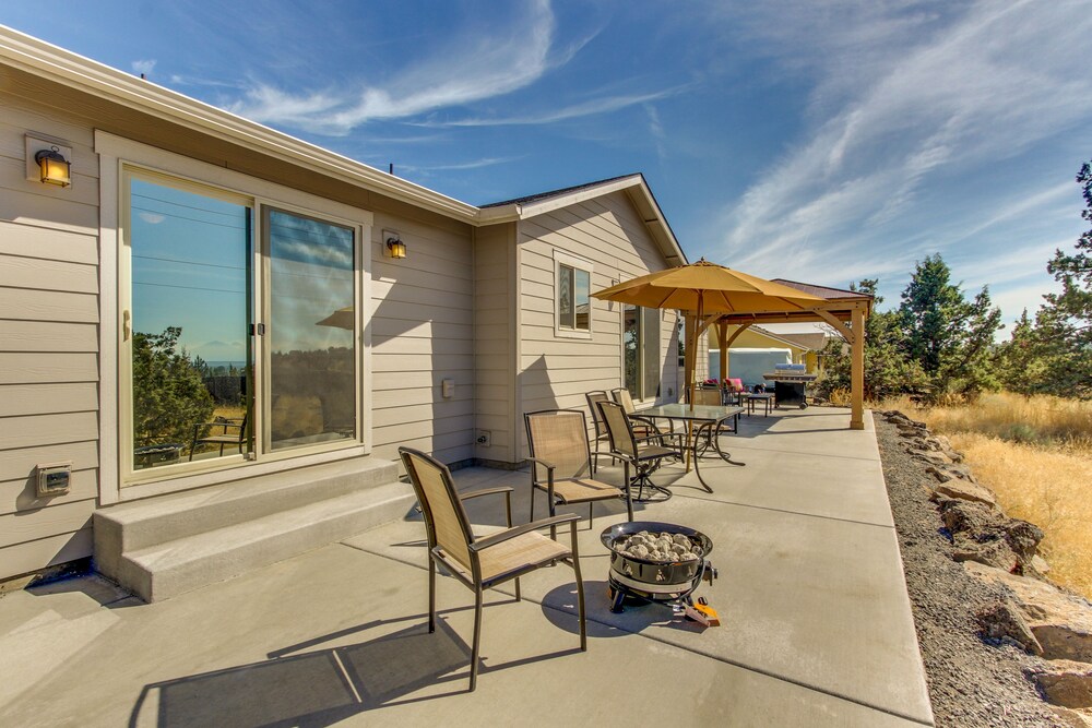 Upscale Family Home W Fireplace Patio Gourmet Kitchen And Featured Image