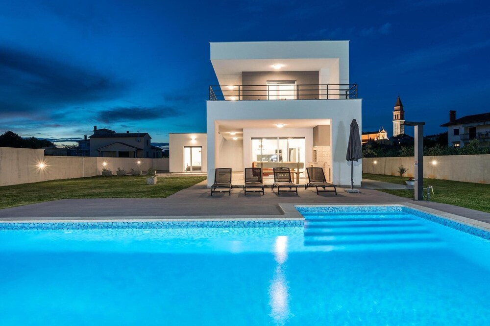 Beautiful new Villa Miramar plot area1600m2 with pool near Pula