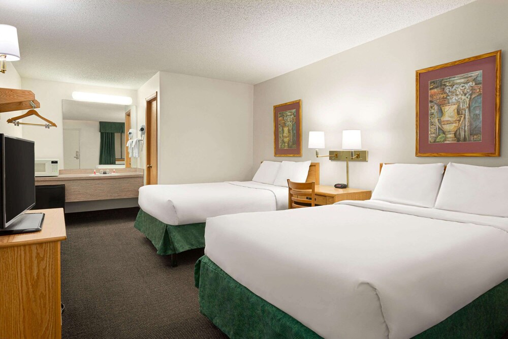 Travelodge by Wyndham Wellington KS