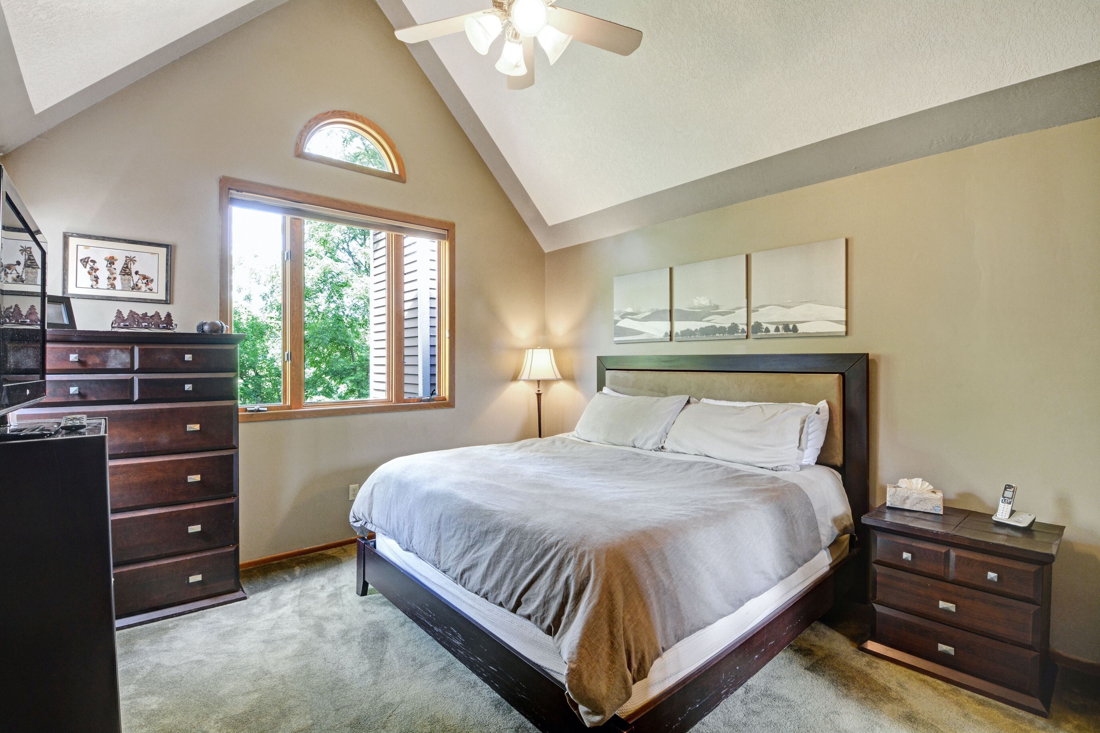 Cozy End Unit ~ NOW DOG FRIENDLY~ Wood Burning Fireplace ~ Walk to Resort in Galena, United States