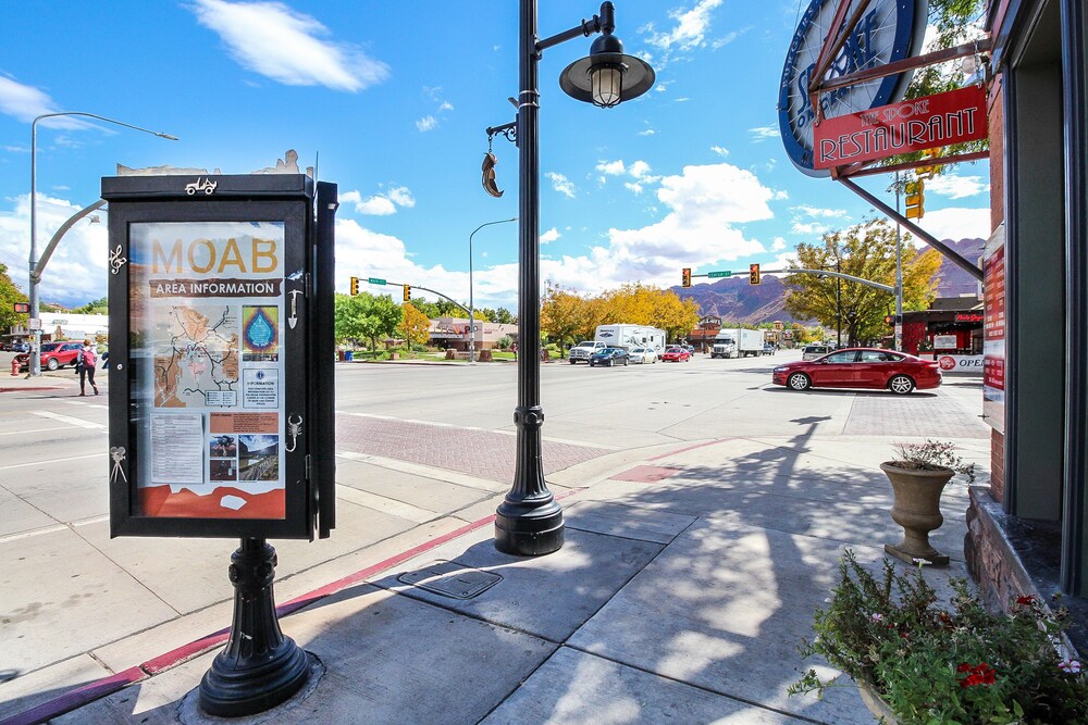 Dog-Friendly Townhome with Pool - Close to Downtown Moab