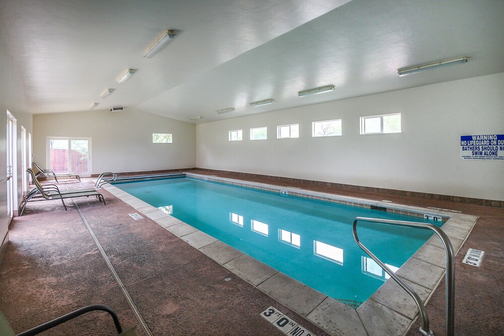 Dog-Friendly Townhome with Pool - Close to Downtown Moab