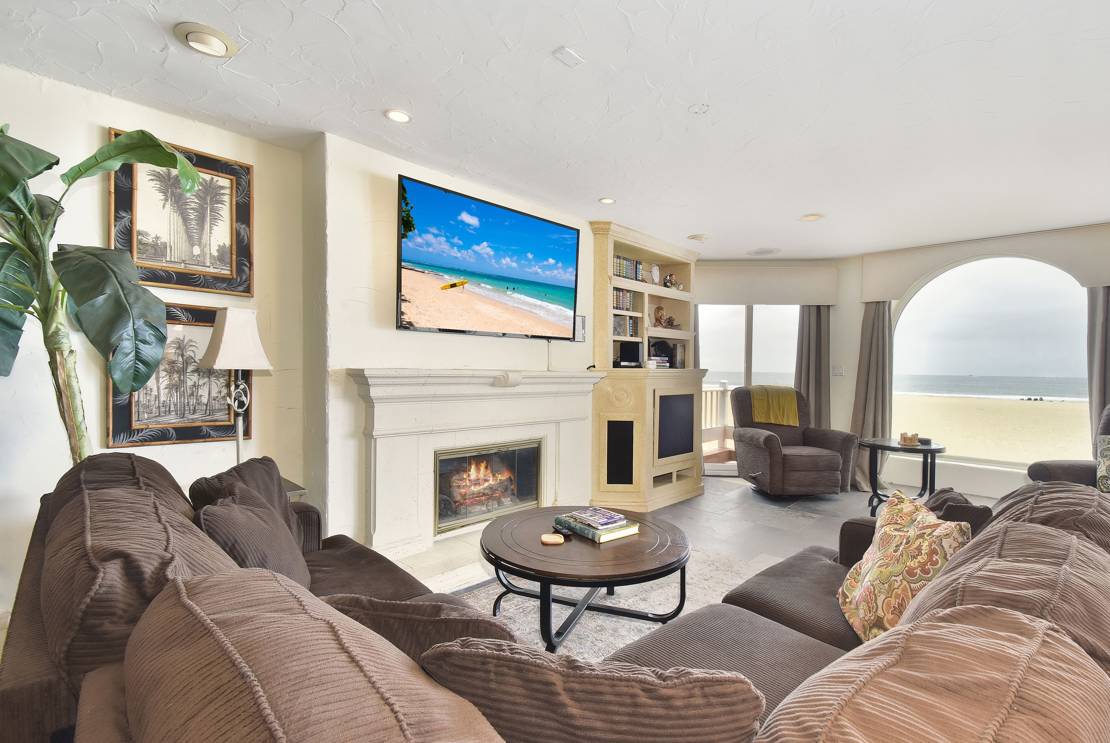 Oceanfront Retreat Condo W Patio On The Boardwalk Between The