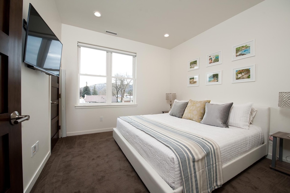 New Pet Friendly Award Winning Condo 10 Minute walk to downtown