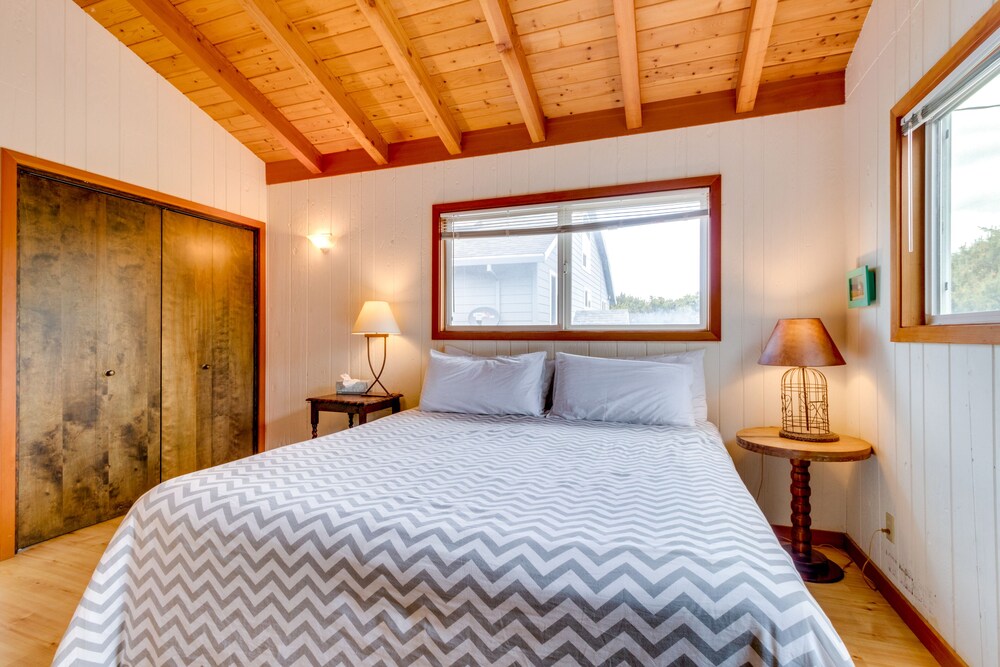 Dogfriendly oceanfront cottage with private hot tub & woodburning fireplace Tillamook County