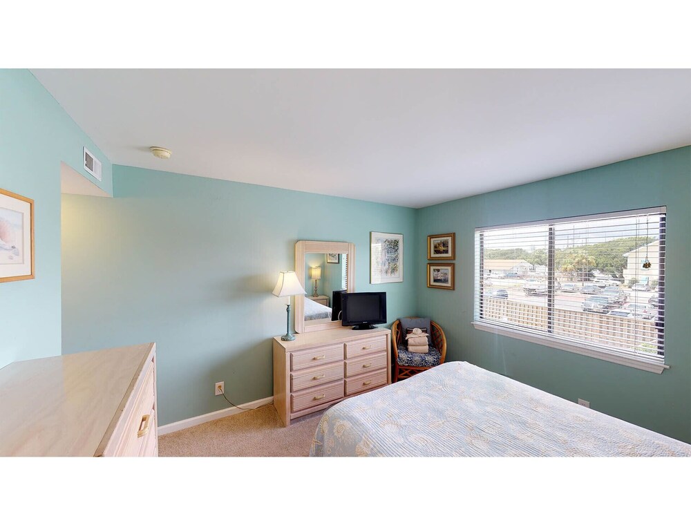 Oceanside condo located on Front Beach IOP; access to fishing pier and