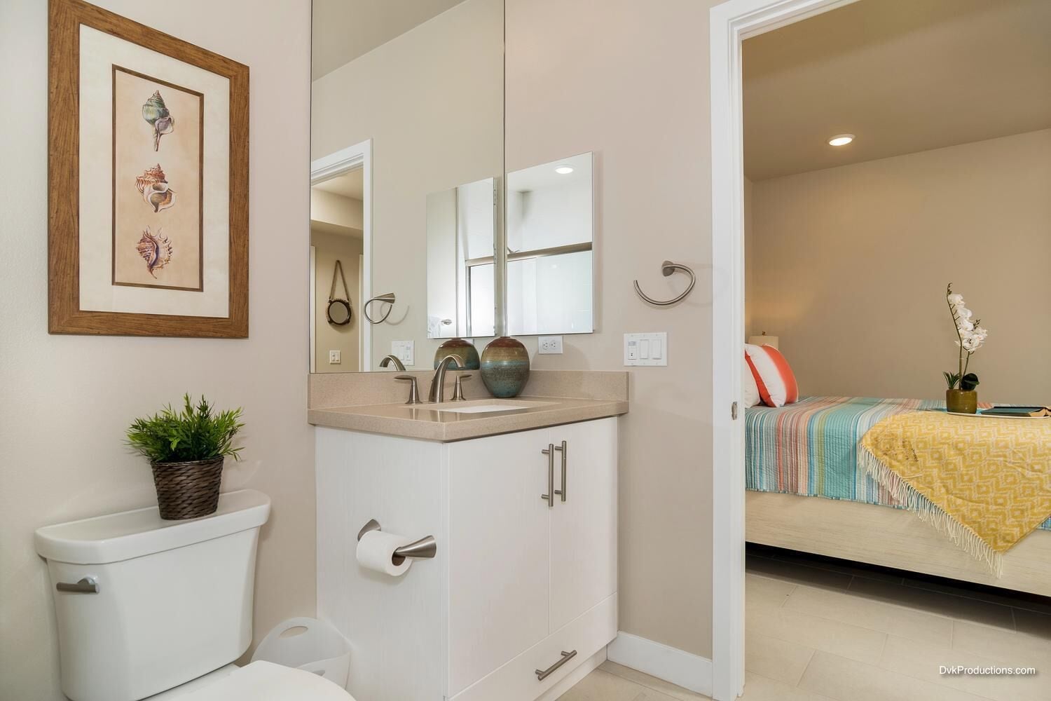 2 Bedroom Condo in Oceanside (Townsite) (Sleeps 9) in Oceanside, United States