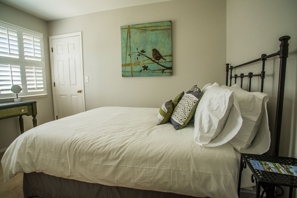 Vintage PasoGateway to Paso Robles Wineries and Downtown Tasting Rooms!, Paso Robles Room