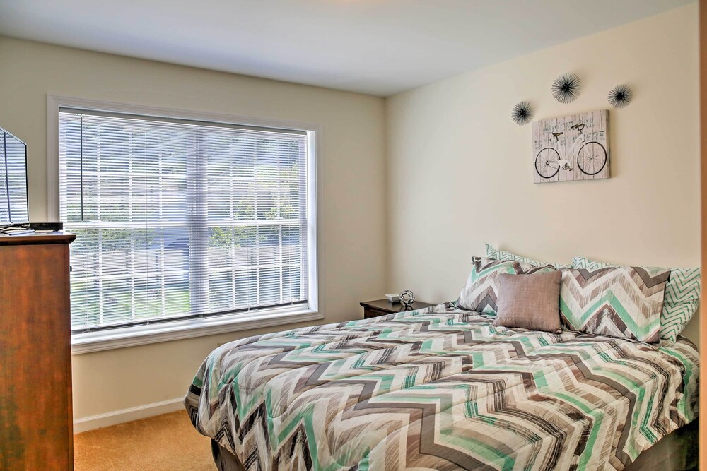 Lake Townhome w/Water View, Patio & Grill! Lake Vrbo