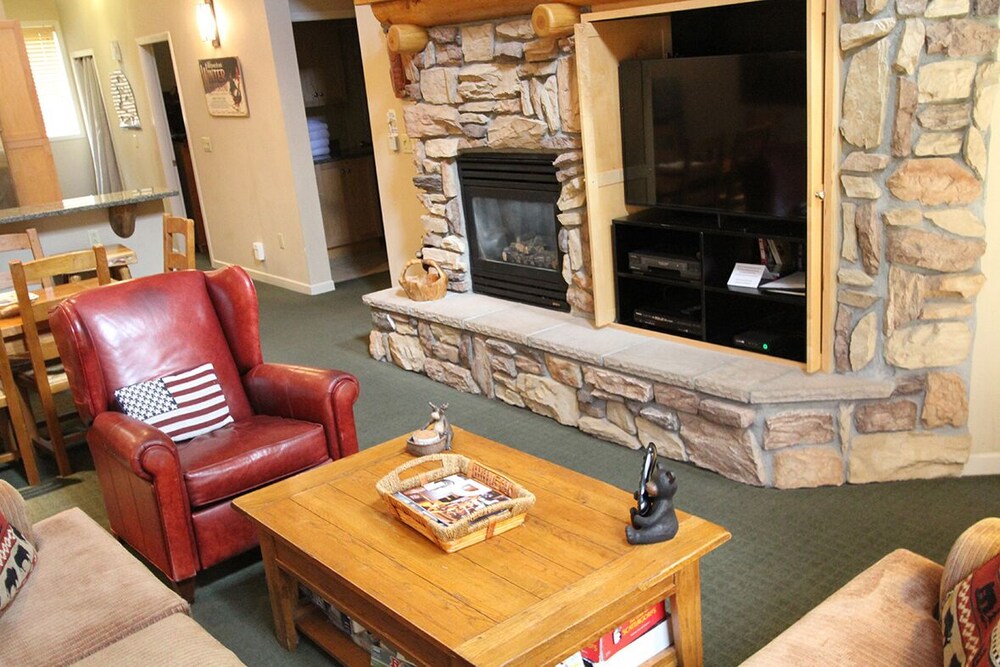 Quiet At Sierra Star Gold Course Walk To Eagle Lodge In