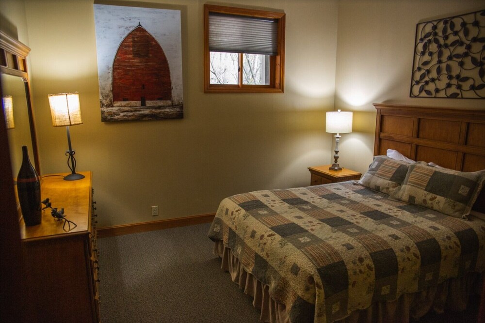 Fireside Lodge - Hocking Hills: Deals & Reviews (Logan, USA) | Wotif