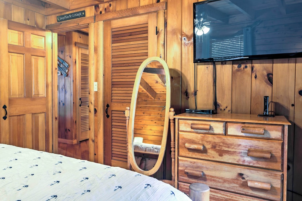 Waterfront Pomona Park Home w/Dock on Lake Broward in Pomona Park