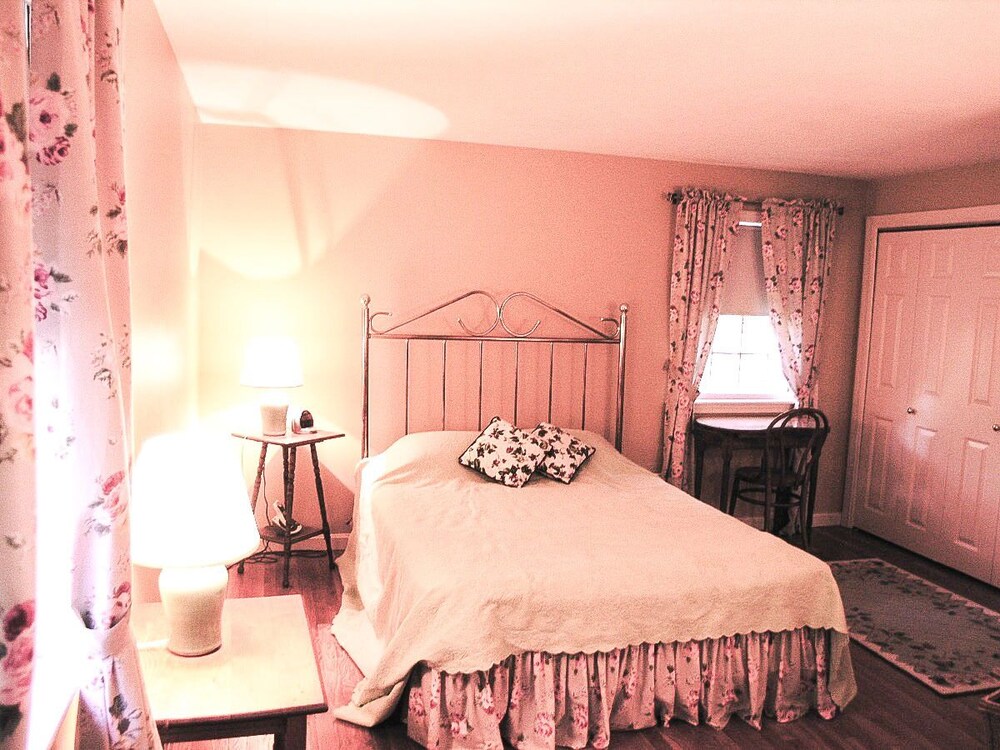 Pet Friendly in Riverbay! Nicely furnished 3 bedroom, 2 full bath home