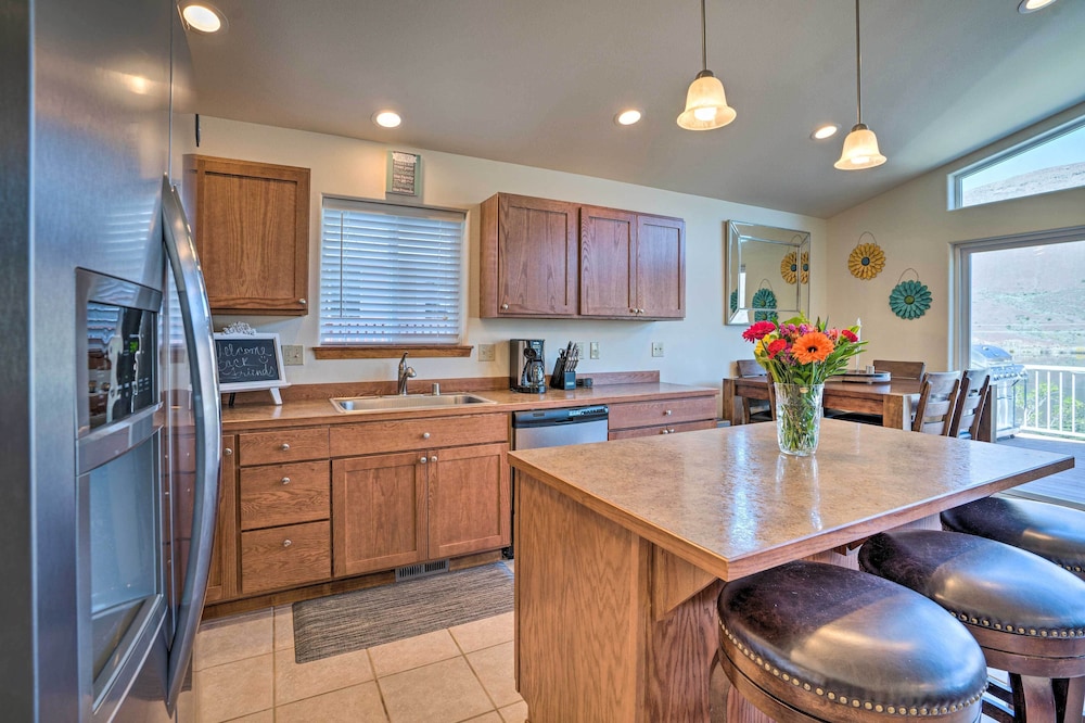 Coulee City Home w/ Mtn Views Steps to Blue Lake in Coulee City