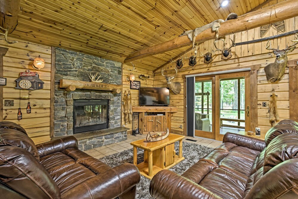 Scenic Cabin on 2 Acres Near Lake Marina!, Room