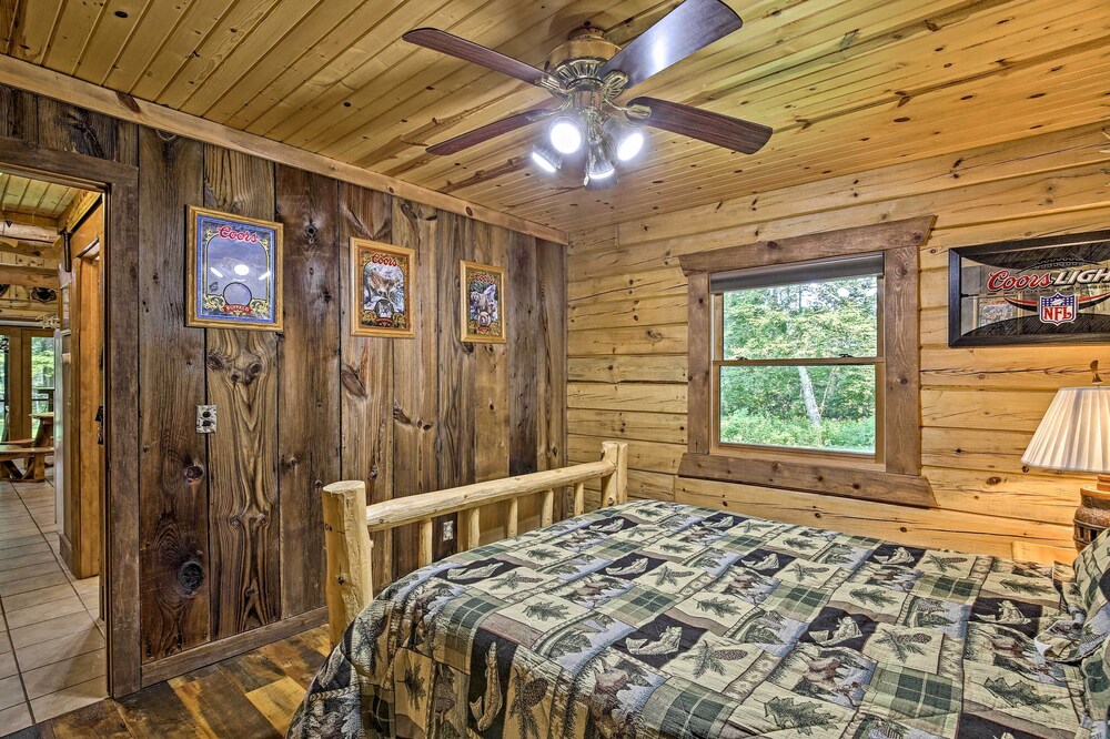 Scenic Cabin on 2 Acres Near Lake Marina!, Room