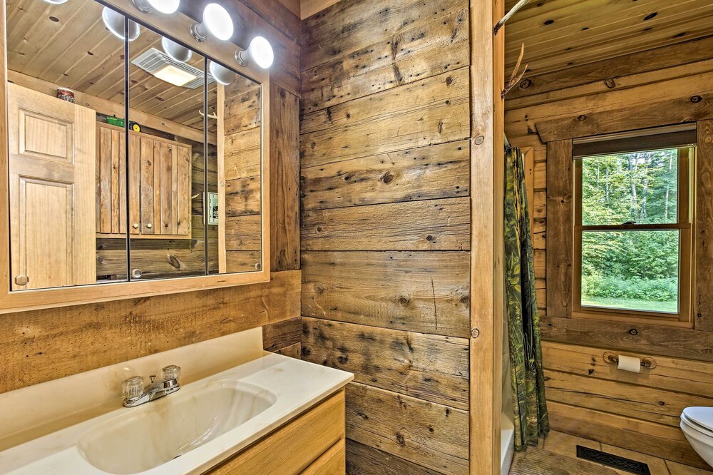 Scenic Cabin on 2 Acres Near Lake Marina!, Room