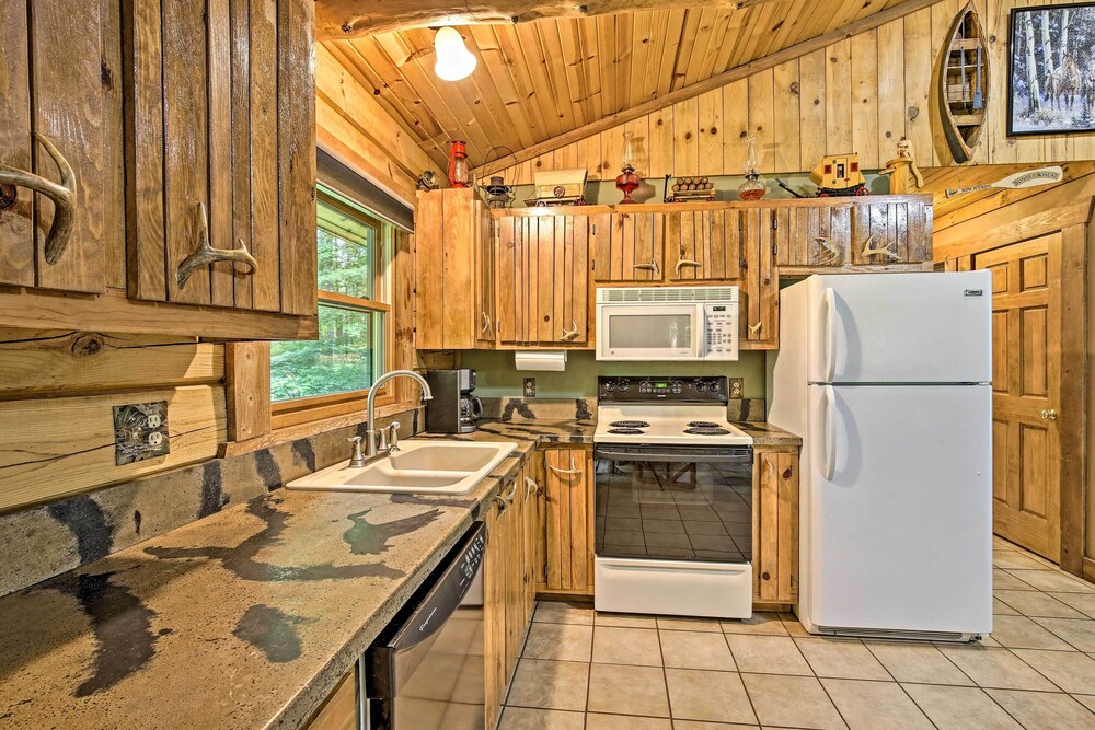 Scenic Cabin on 2 Acres Near Lake Marina!, Room