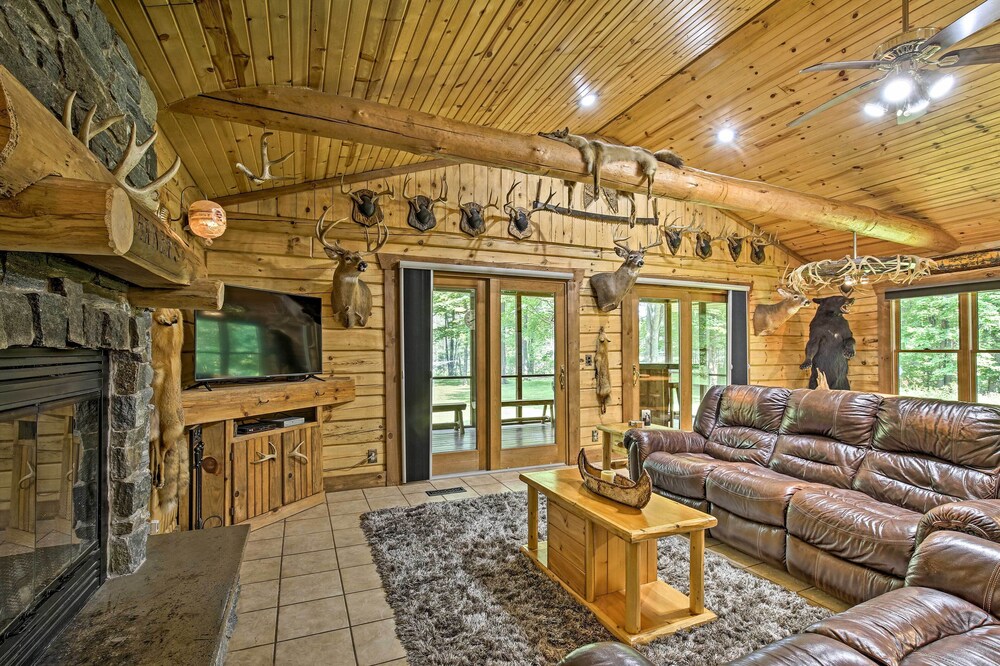 Scenic Cabin on 2 Acres Near Lake Marina!, Room