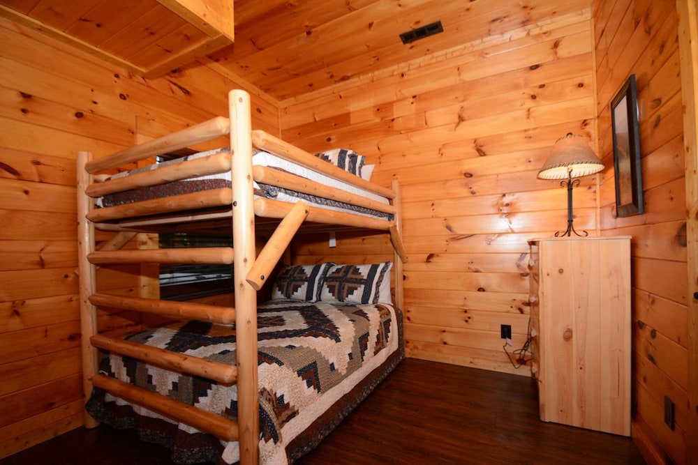 Leconte Waters Luxury Cabin Indoor Pool Fireplace Opens To Back