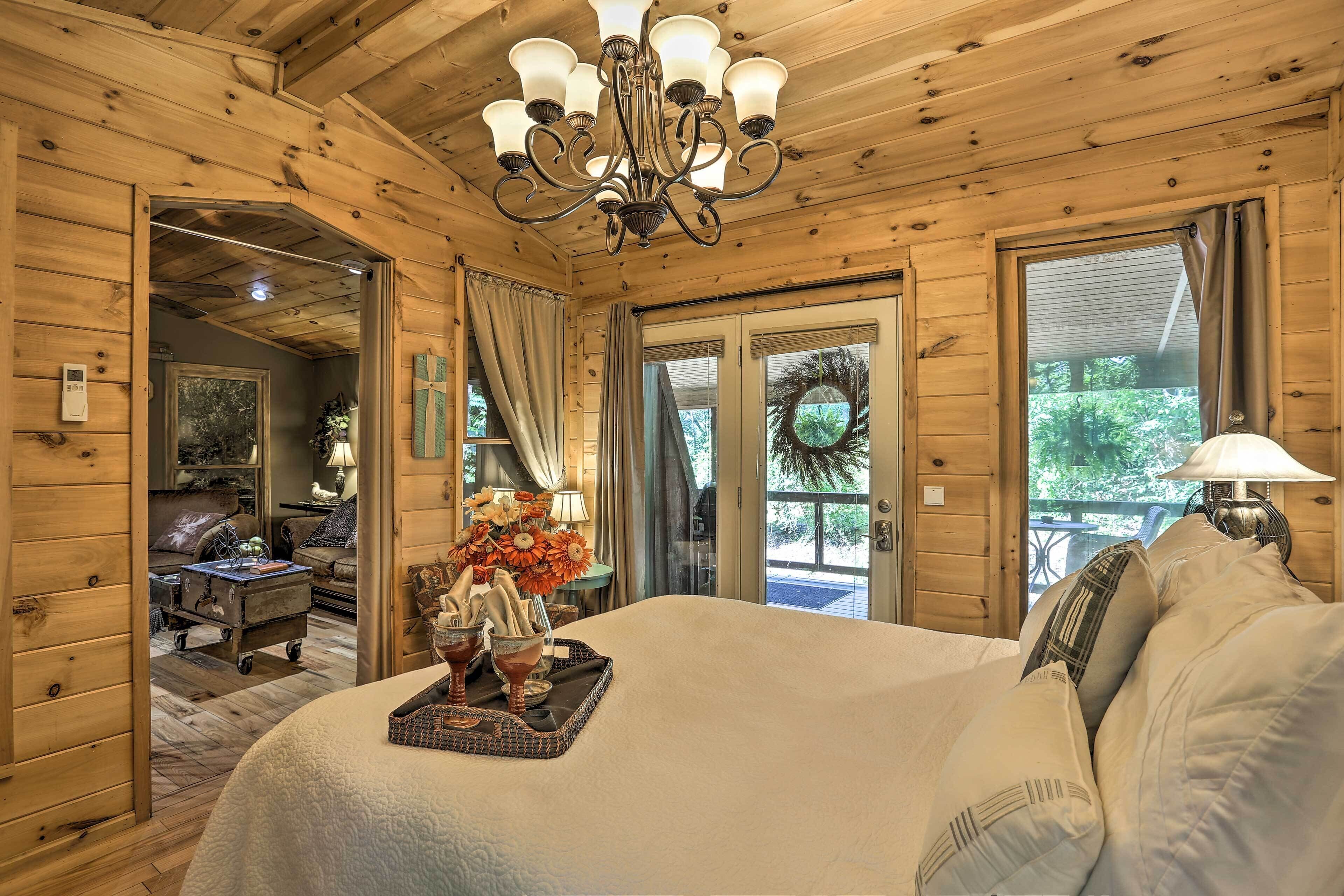 Romantic Tree House Cottage - Minutes to Mentone! in Scottsboro, United States