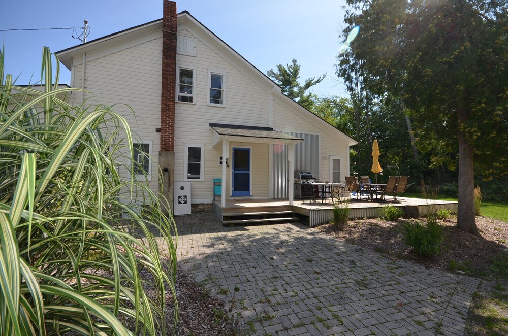 Spacious vintage home. Walk to Lake Michigan. A/C. Pet ok. Glen Arbor