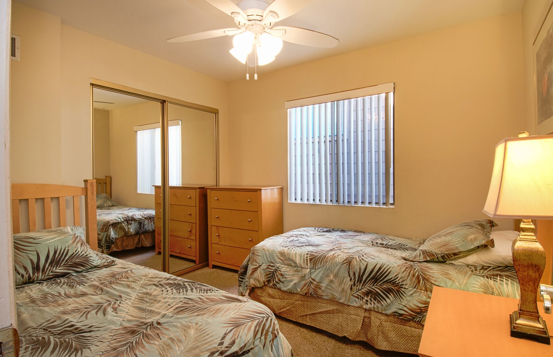 Newly remodeled upper oceanfront unit just steps from the Balboa Pier fun! in Newport Beach, United States