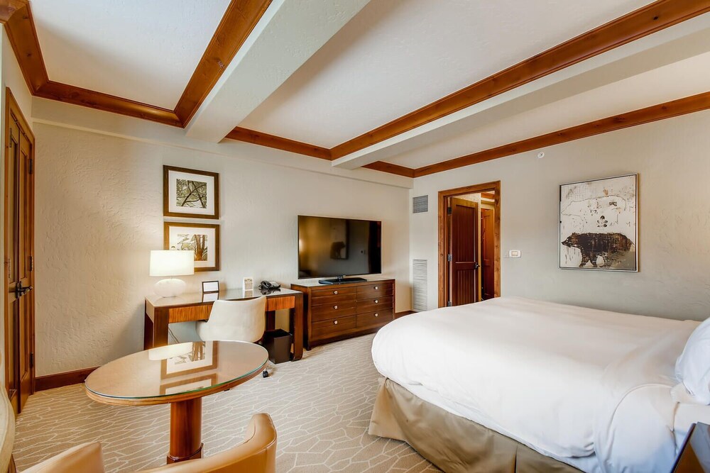 Luxury 7-flr King Suite @Ritz-Carlton