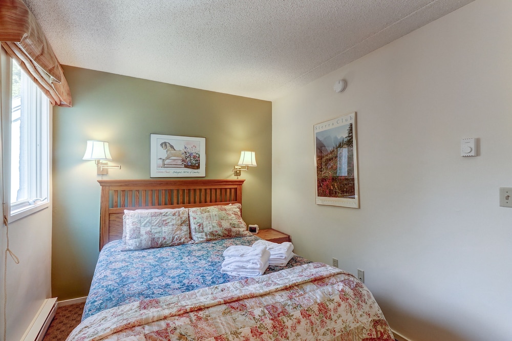 Lovely condo near skiing with 3 pools, hot tub, sauna, fitness room