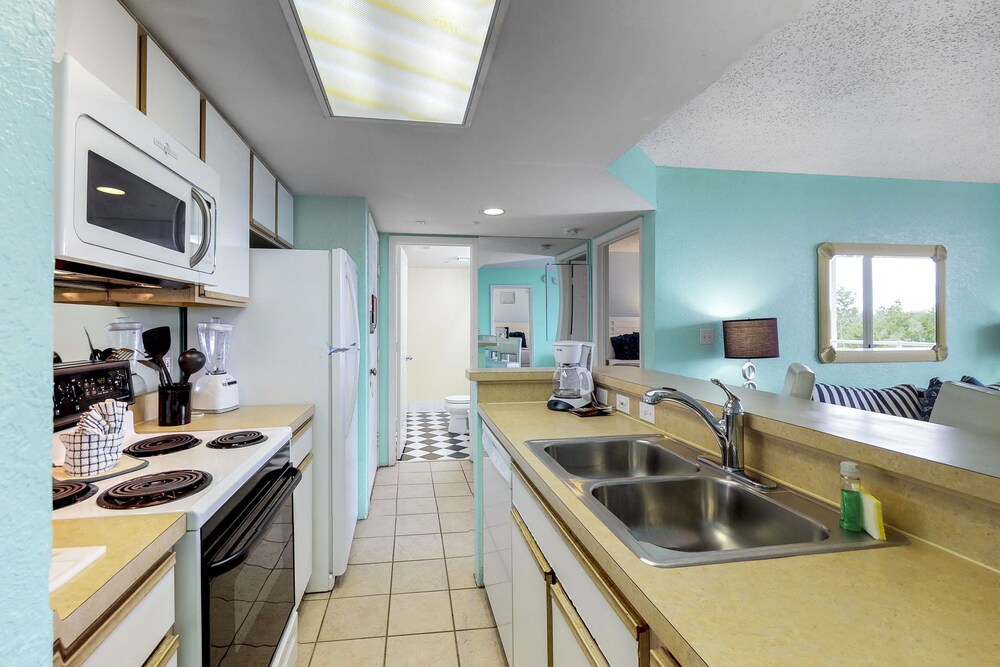 Sunrise Suites Condo with Balcony Shared Pool, Hot Tub, Tennis, Free