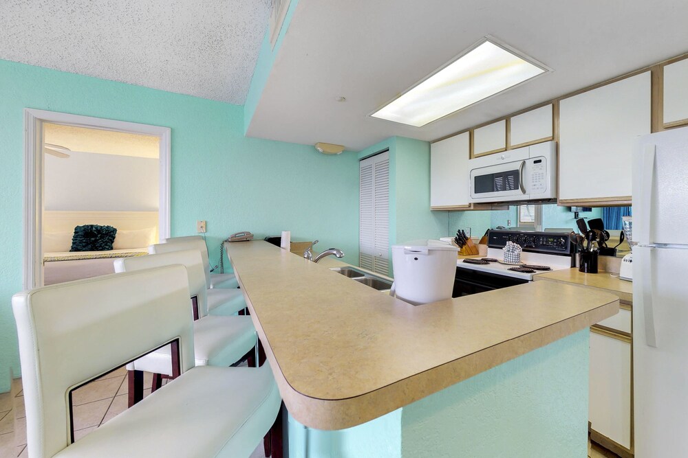 Sunrise Suites Condo with Balcony Shared Pool, Hot Tub, Tennis, Free