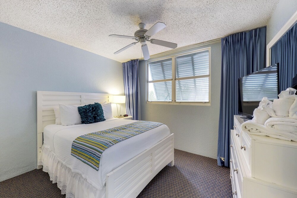 Sunrise Suites Condo with Balcony Shared Pool, Hot Tub, Tennis, Free