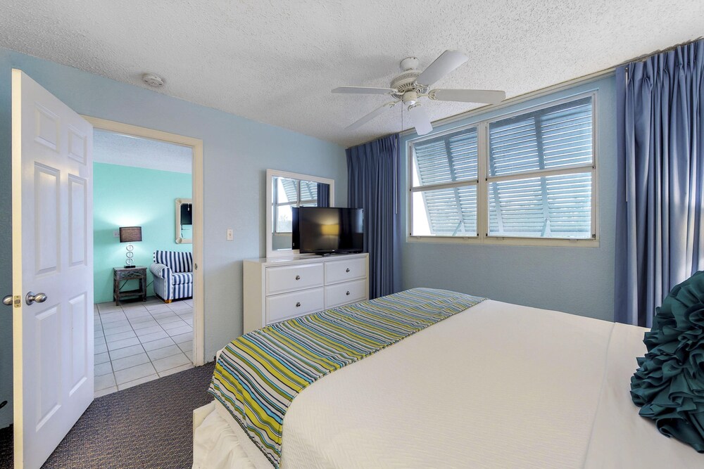 Sunrise Suites Condo with Balcony Shared Pool, Hot Tub, Tennis, Free