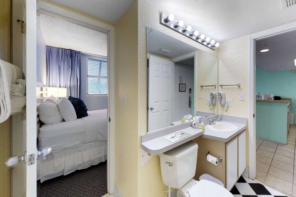 Sunrise Suites Condo with Balcony Shared Pool, Hot Tub, Tennis, Free