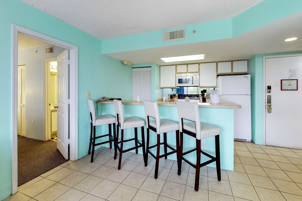 Sunrise Suites Condo with Balcony Shared Pool, Hot Tub, Tennis, Free