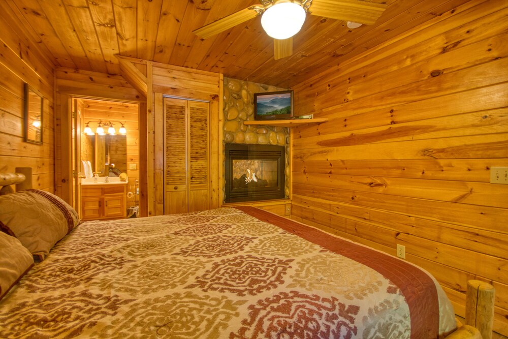 2bedroom Pet Friendly Cabin Gatlinburg TN Near Arts & Crafts Community