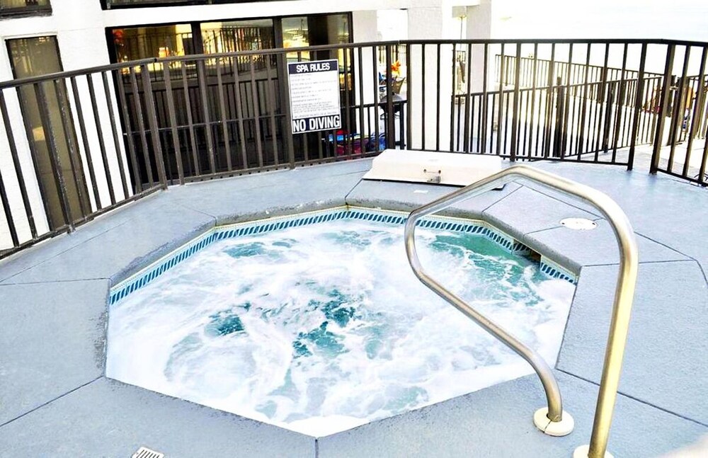 Book 4 Spring~Gulf Front Views~Pool~Hot Tub~Clubhouse~2BR Aquavista W304