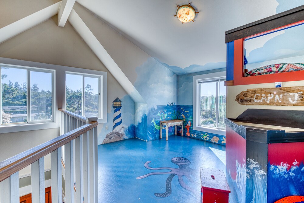 Private Hot Tub & Easy Access to the Beach Dogs are Heceta