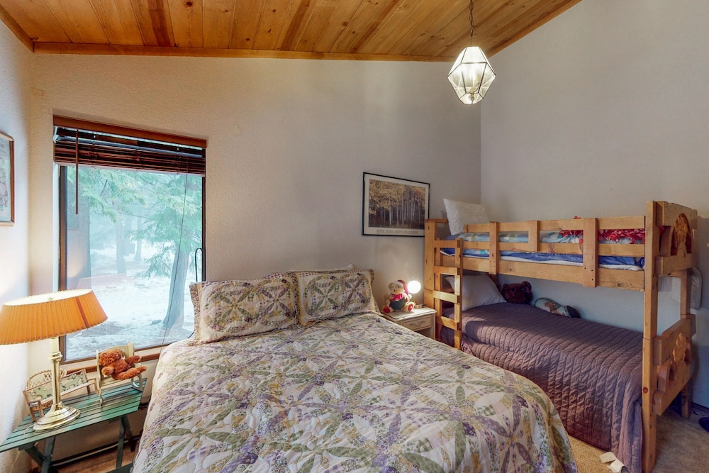 Cabinstyle home with deck & great location close to Shaver Lake dog