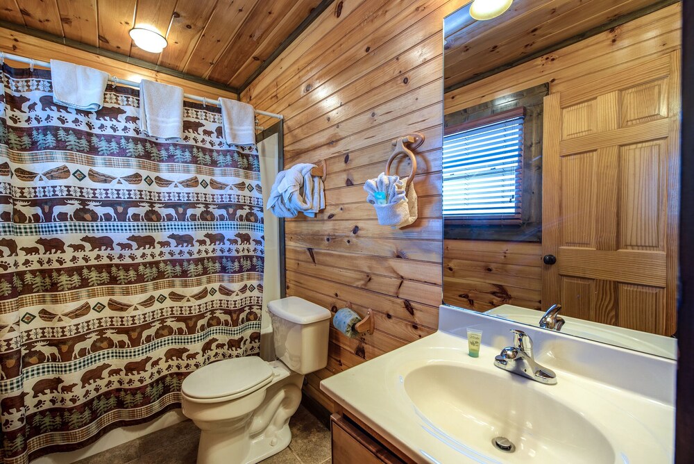 Celebration Lodge, 4 Bedrooms, Sleeps 18, Pool Table, Hot Tub