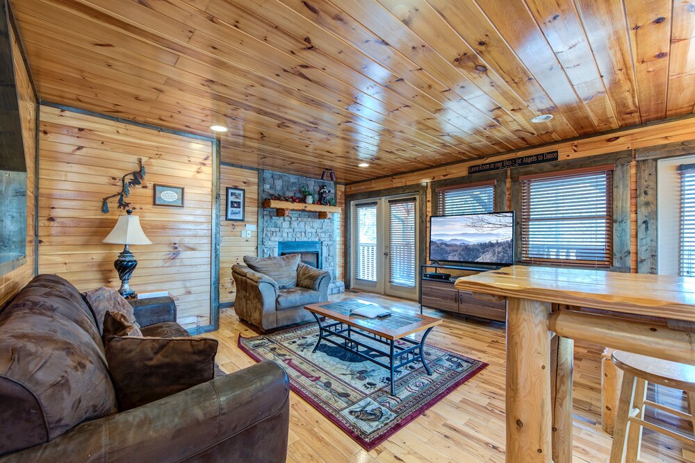 Celebration Lodge, 4 Bedrooms, Sleeps 18, Pool Table, Hot Tub