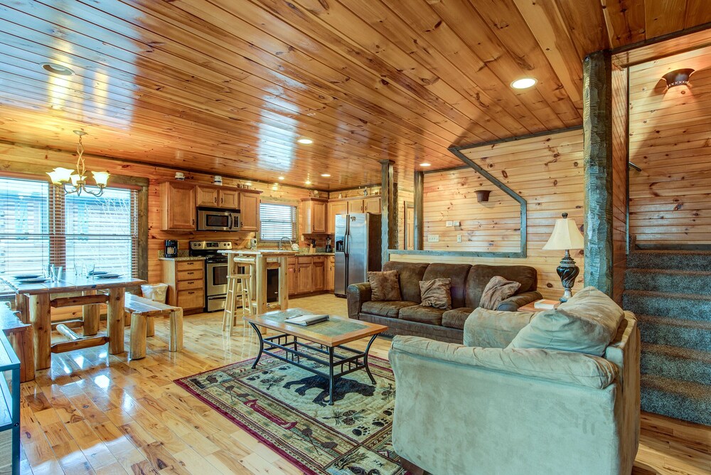 Celebration Lodge, 4 Bedrooms, Sleeps 18, Pool Table, Hot Tub