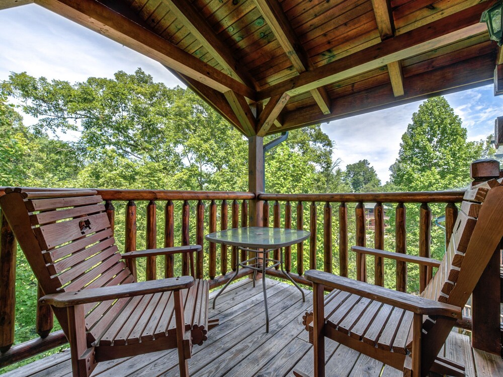 Celebration Lodge, 4 Bedrooms, Sleeps 18, Pool Table, Hot Tub