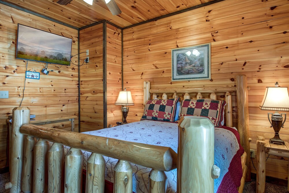 Celebration Lodge, 4 Bedrooms, Sleeps 18, Pool Table, Hot Tub