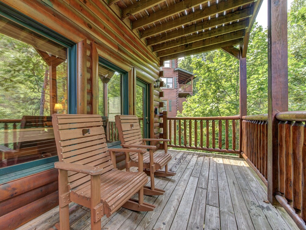 Celebration Lodge, 4 Bedrooms, Sleeps 18, Pool Table, Hot Tub