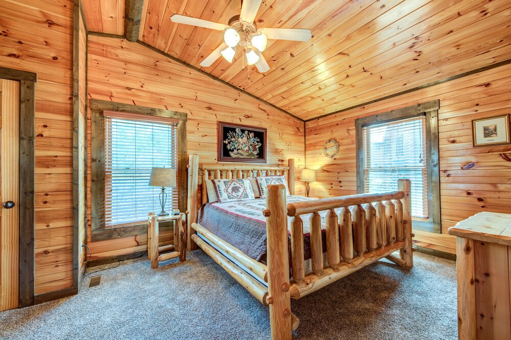 Celebration Lodge, 4 Bedrooms, Sleeps 18, Pool Table, Hot Tub