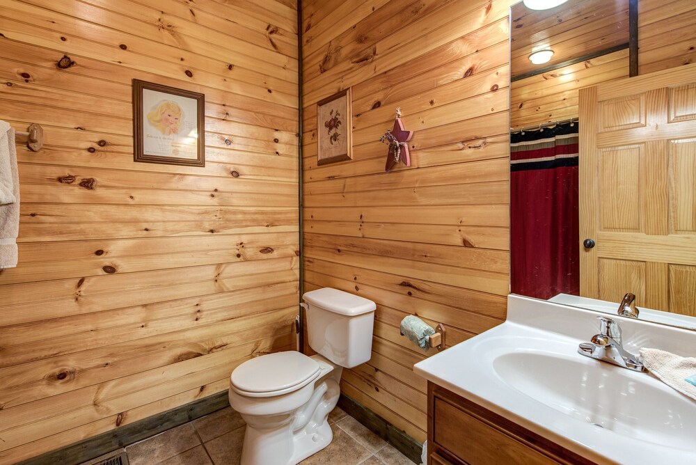 Celebration Lodge, 4 Bedrooms, Sleeps 18, Pool Table, Hot Tub