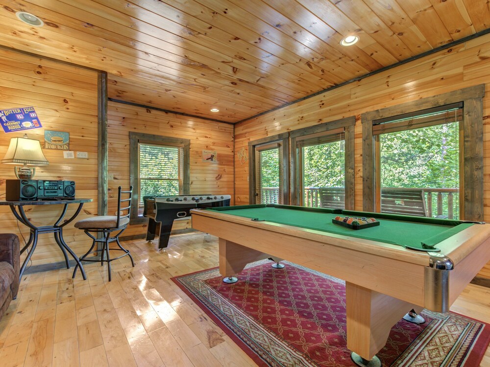 Celebration Lodge, 4 Bedrooms, Sleeps 18, Pool Table, Hot Tub